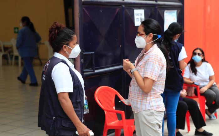 En medio del incremento de municipios en rojo, Guatemala continúa con la vacunación contra el covid-19. (Foto Prensa Libre: Élmer Vargas)  