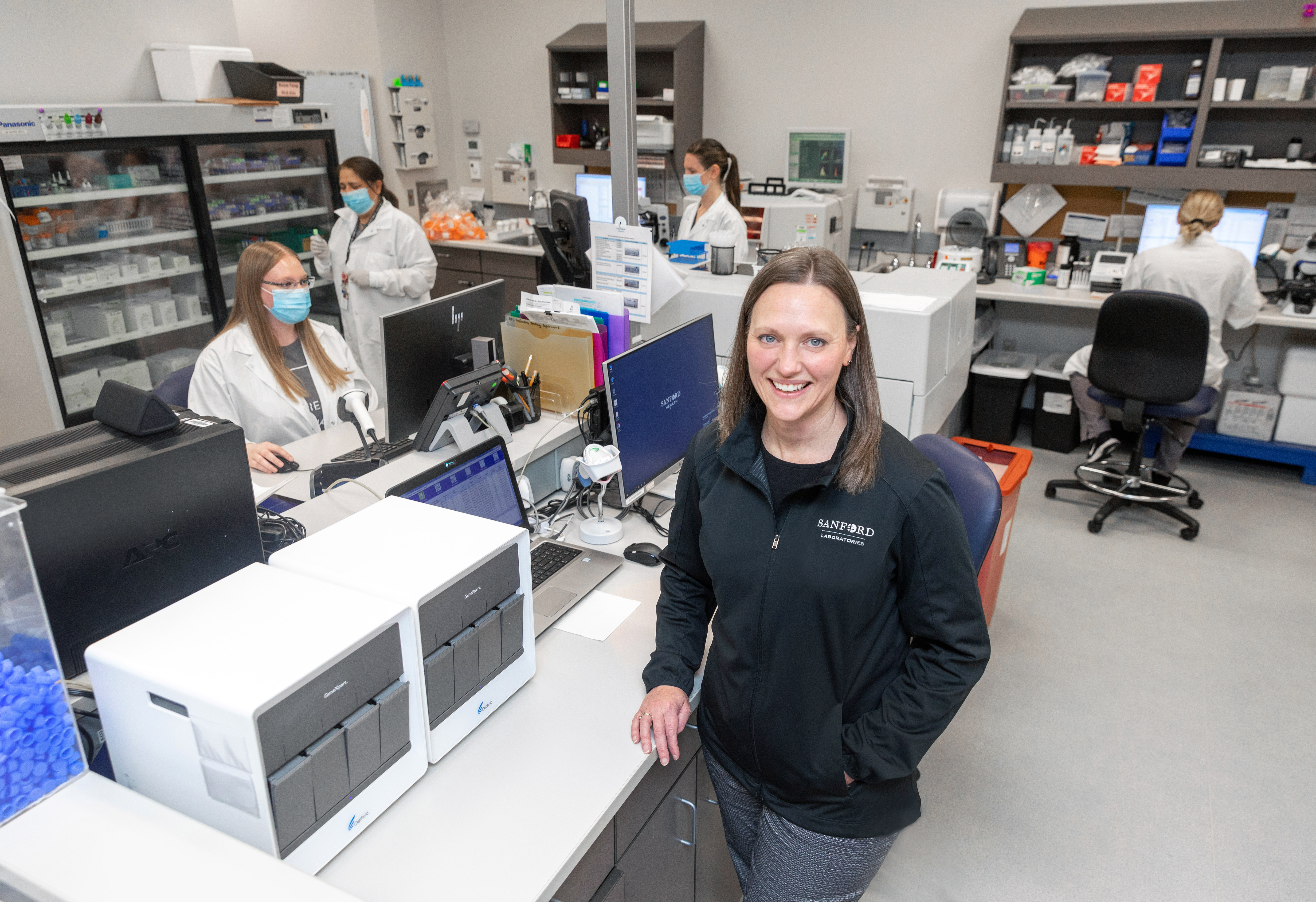 Rochelle Odenbrett, directora ejecutiva sénior de laboratorios de Sanford Health. “Es simplemente asombroso cómo ha evolucionado la tecnología”, dijo. (Foto Prensa LIbre: Sanford Health/The New York Times)