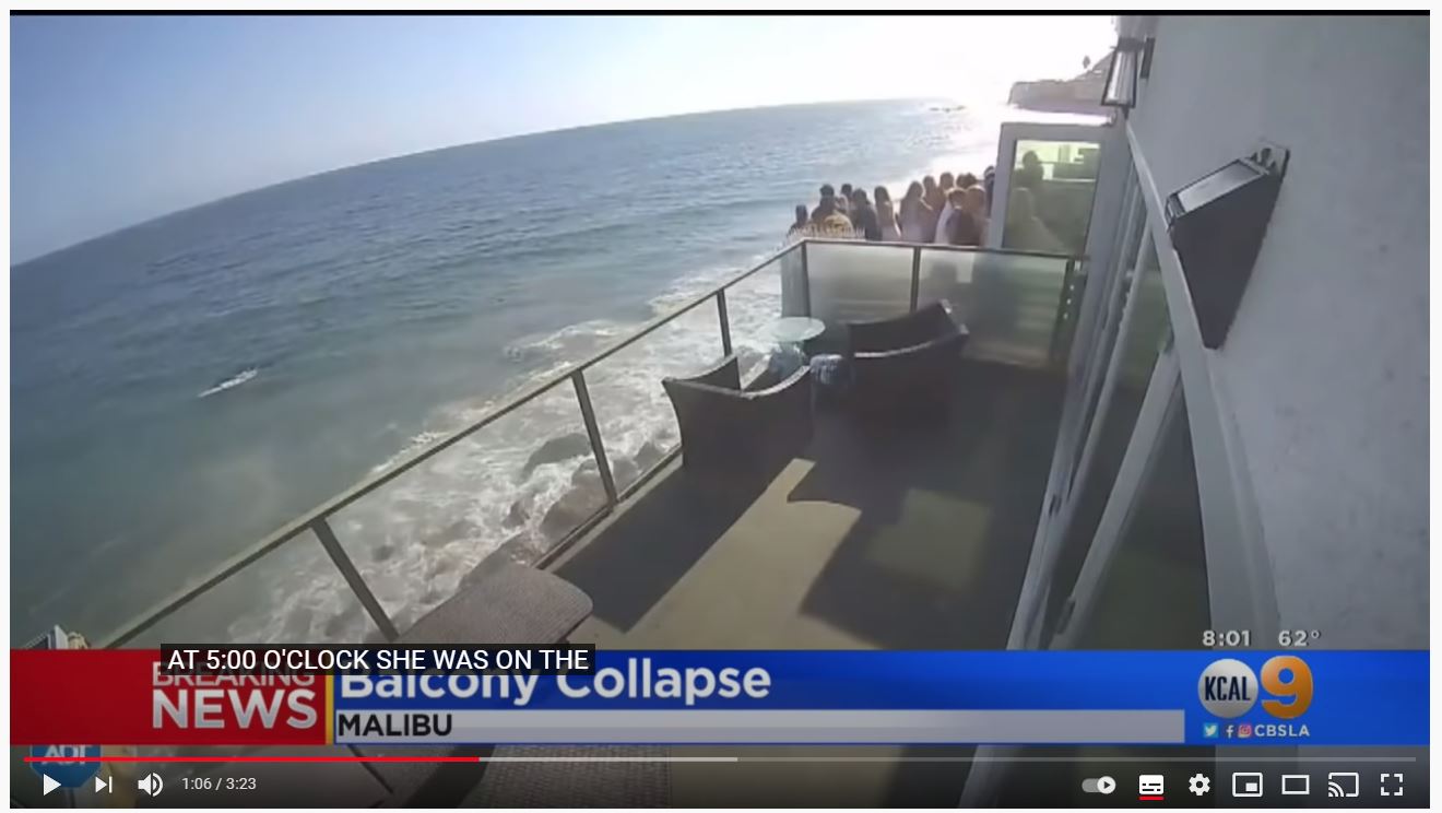 
Un grupo de jóvenes cae al mar luego de que el balcón de la casa en la que celebraban se desplomara. (Foto Prensa Libre: Captura de pantalla)
