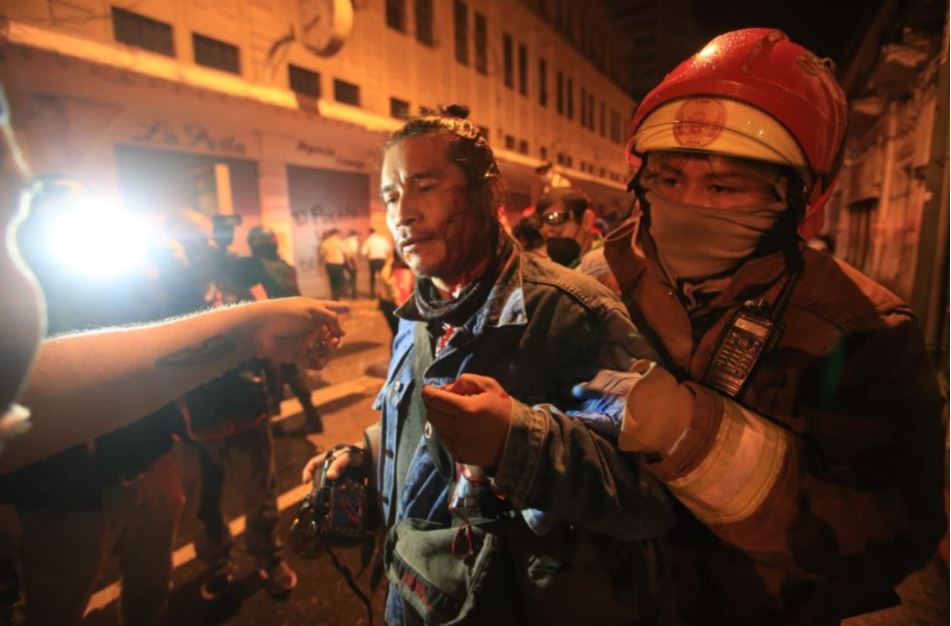 El periodista Carlos Sebastián fue agredido por agentes de la PNC durante las protestas en el Centro Histórico de la capital guatemalteca por el Presupuesto 2021. (Foto Prensa Libre: Carlos Hernández)
