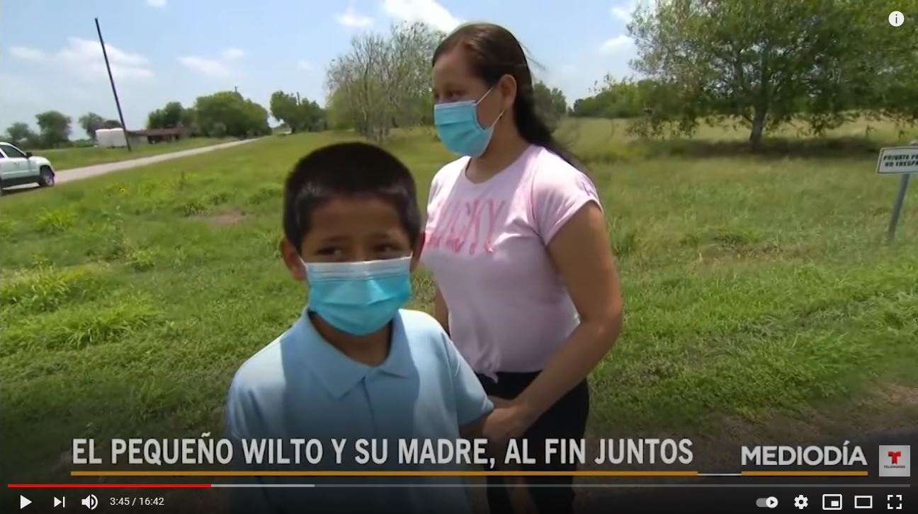 El pequeño Wilton Gutiérrez se rencontró con su mamá Meylin Obregón en Texas. (Foto Prensa Libre: Captura de Pantalla de YouTube de Telemundo)