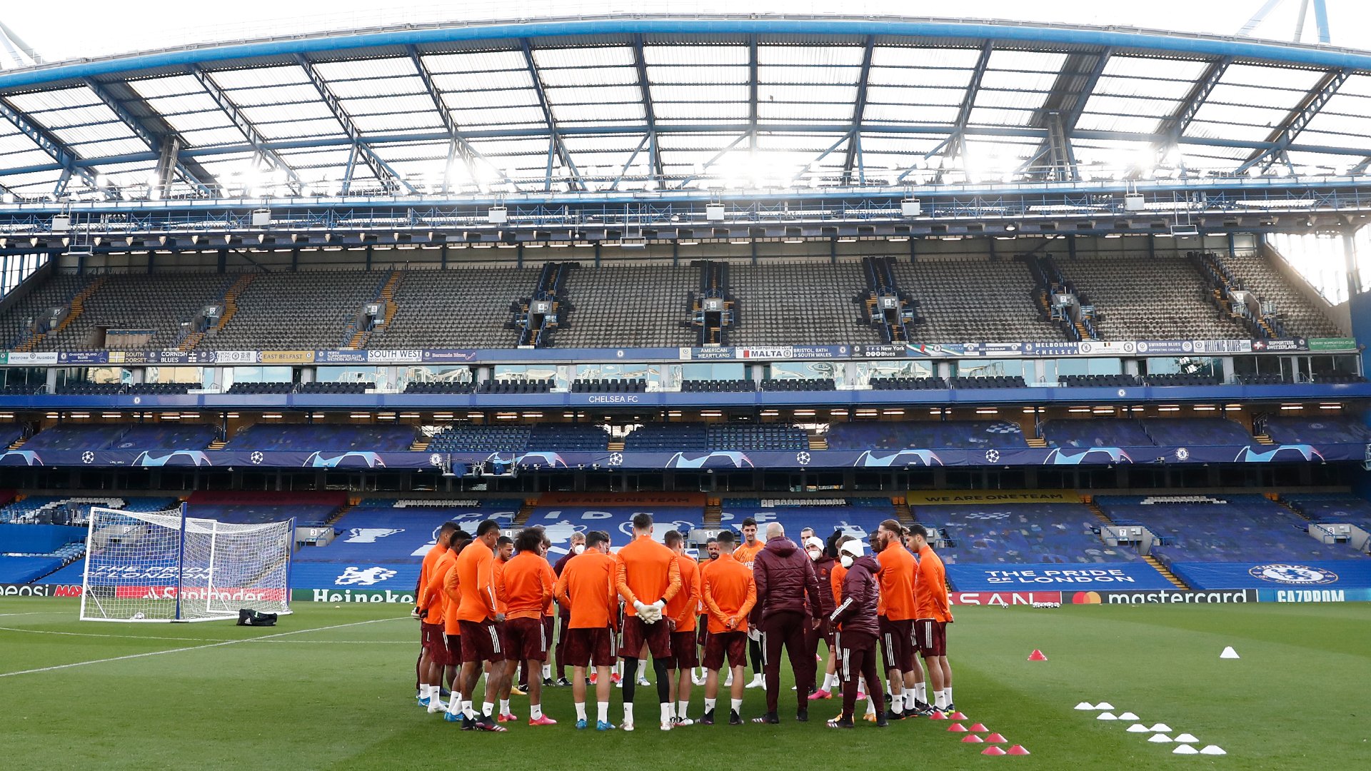 Los jugadores del Real Madrid en la casa del Chelsea. (Foto Prensa Libre: Twitter Chelsea FC)