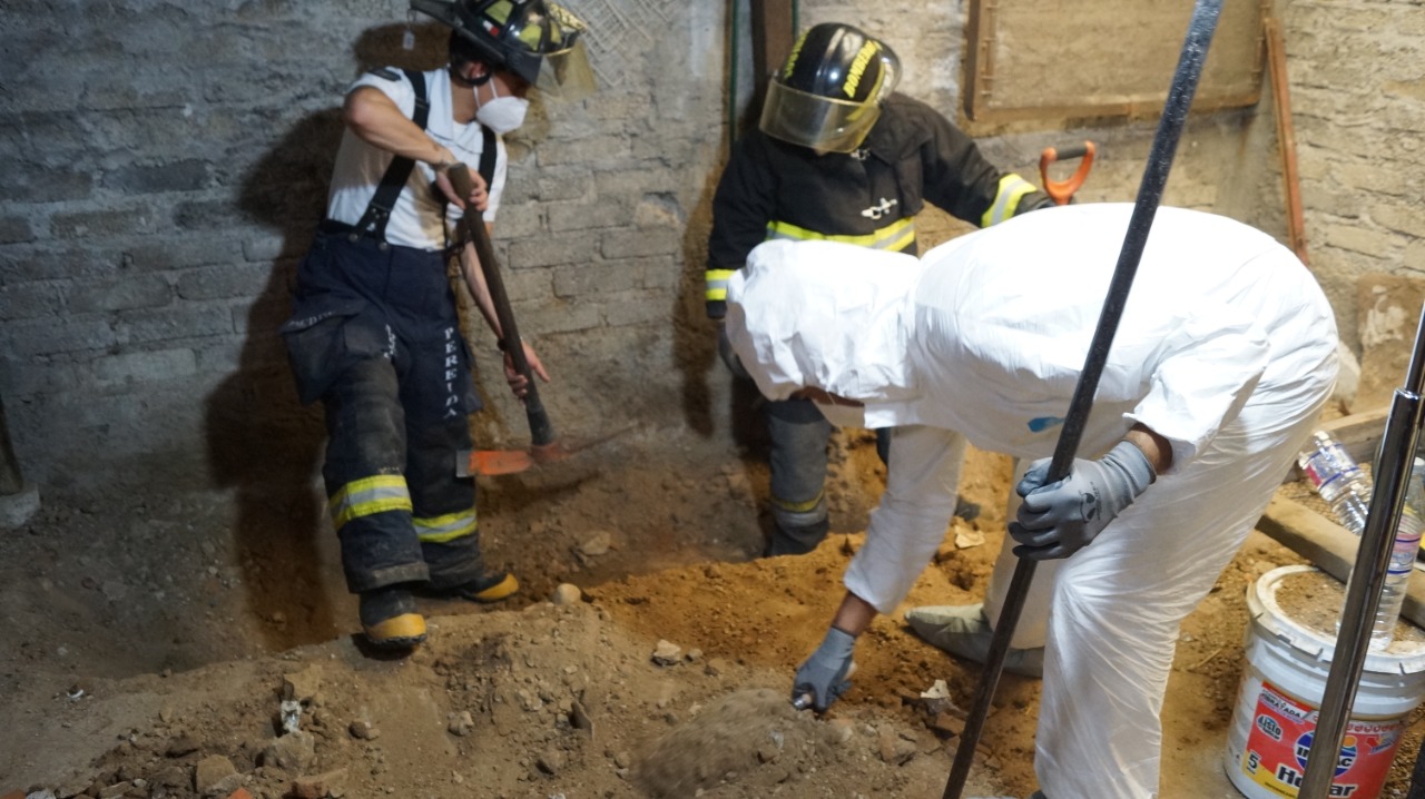 Detectives encontraron varios objetos de mujer en el sótano de la vivienda en el Estado de México. (Foto: Fiscalía del Estado de México)