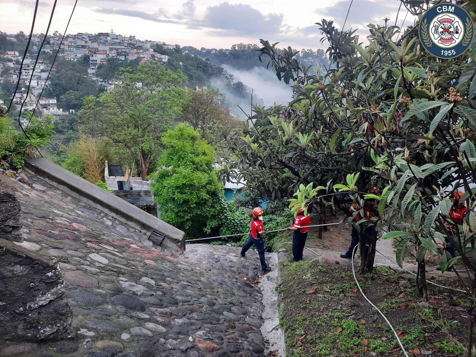 El cuerpo de Marvin José Roldán fue extraído con cuerdas y equipo de rescate. (Foto Prensa Libre: CBM)