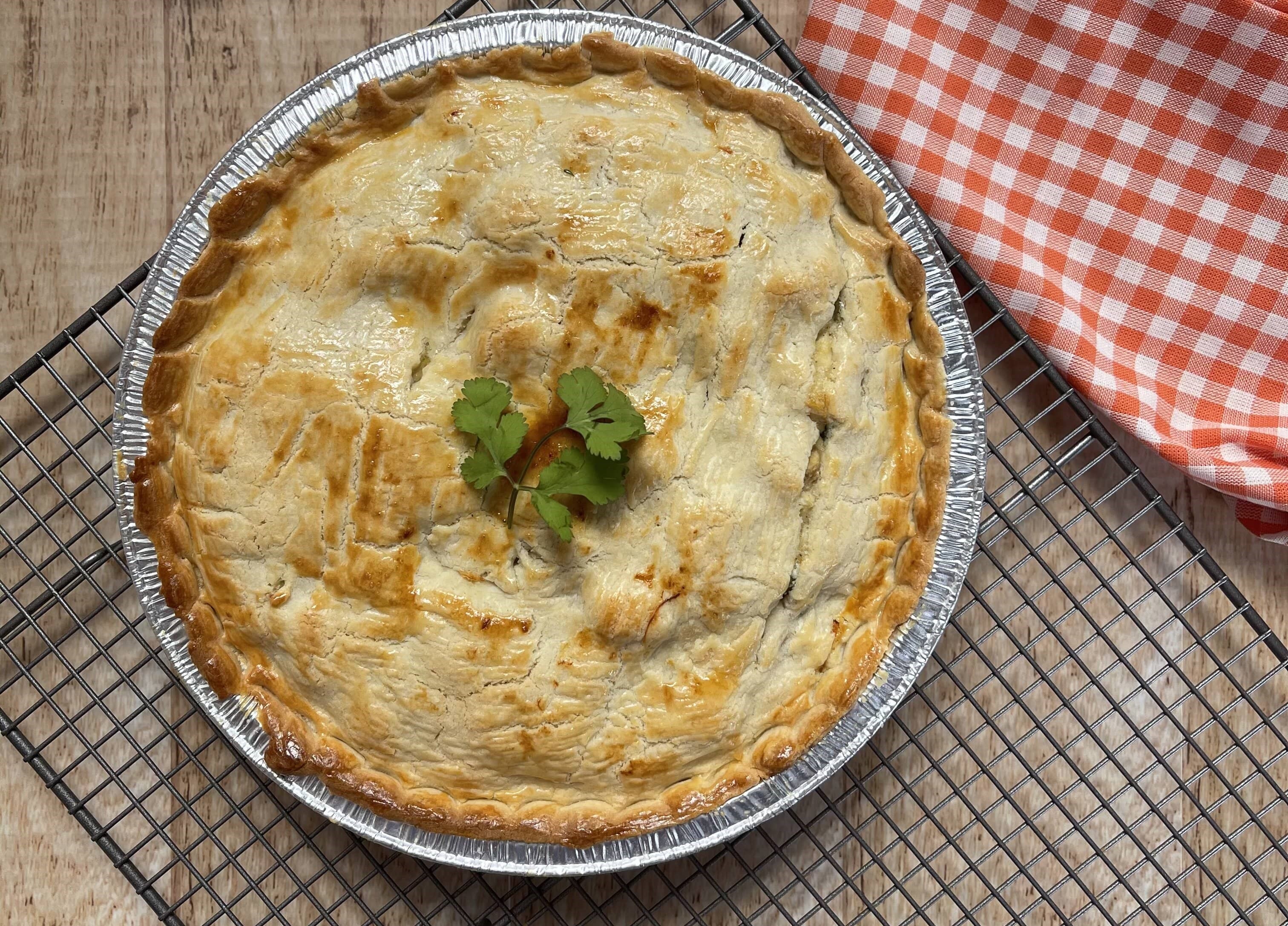 Este magnífico pie de pollo con un relleno cremoso, fácil de hacer, sorprenderá a mamá en su día, especialmente, si la familia se reúne en la cocina para prepararlo para la reina del hogar. (Foto Prensa Libre, cortesía de José Luis Soto)