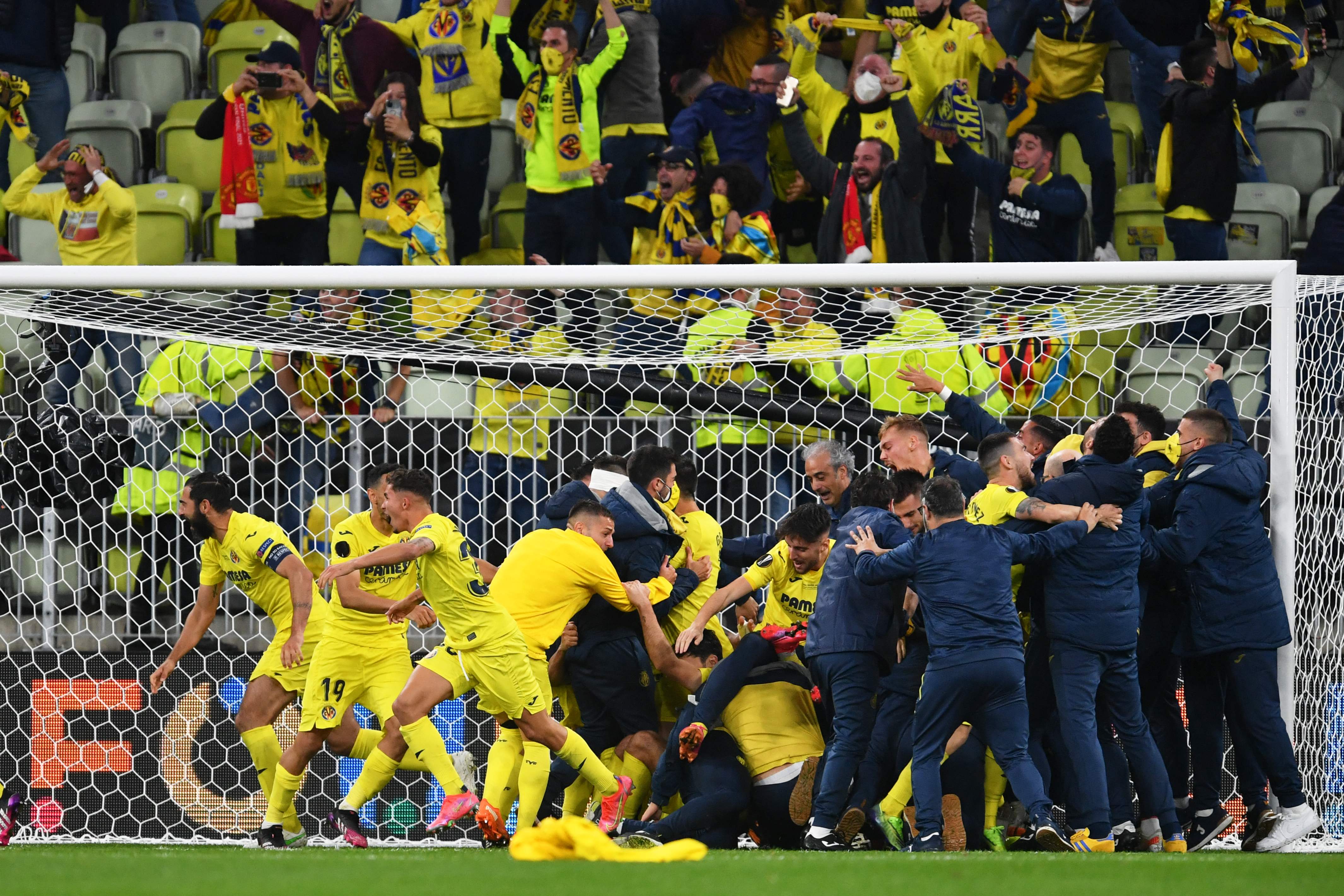 Los jugadores del Villarreal festejan el título. (Foto Prensa Libre: AFP)