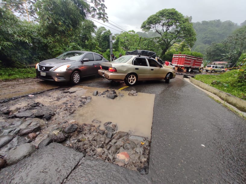 Las intensas lluvias también dañaron el asfalto en el km 191.5 de la ruta Cito-Zarco, ingreso al Nuevo Palmar, Quetzaltenango. (Foto Prensa Libre: Conred)