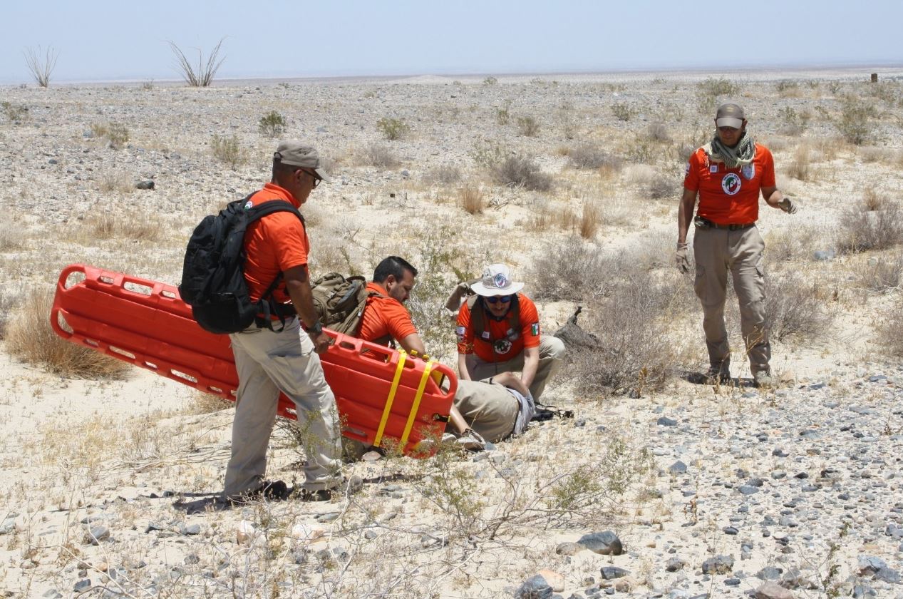 Rescatistas del Grupo Beta del Instituto Nacional de Migración de México participan en el rescate de un migrante, en la zona desértica del norte del país. (Foto: INM)