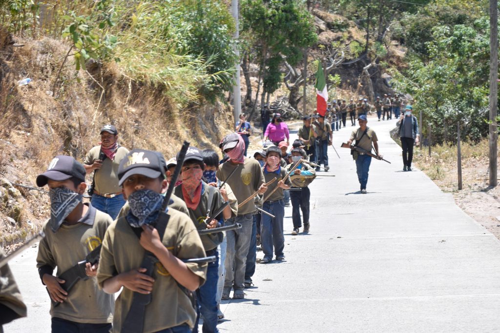 Niños de entre 6 y 11 años son entrenados para ser policías comunitarios, en comunidades pobres de Guerrero, México. (Foto Prensa Libre: EFE)