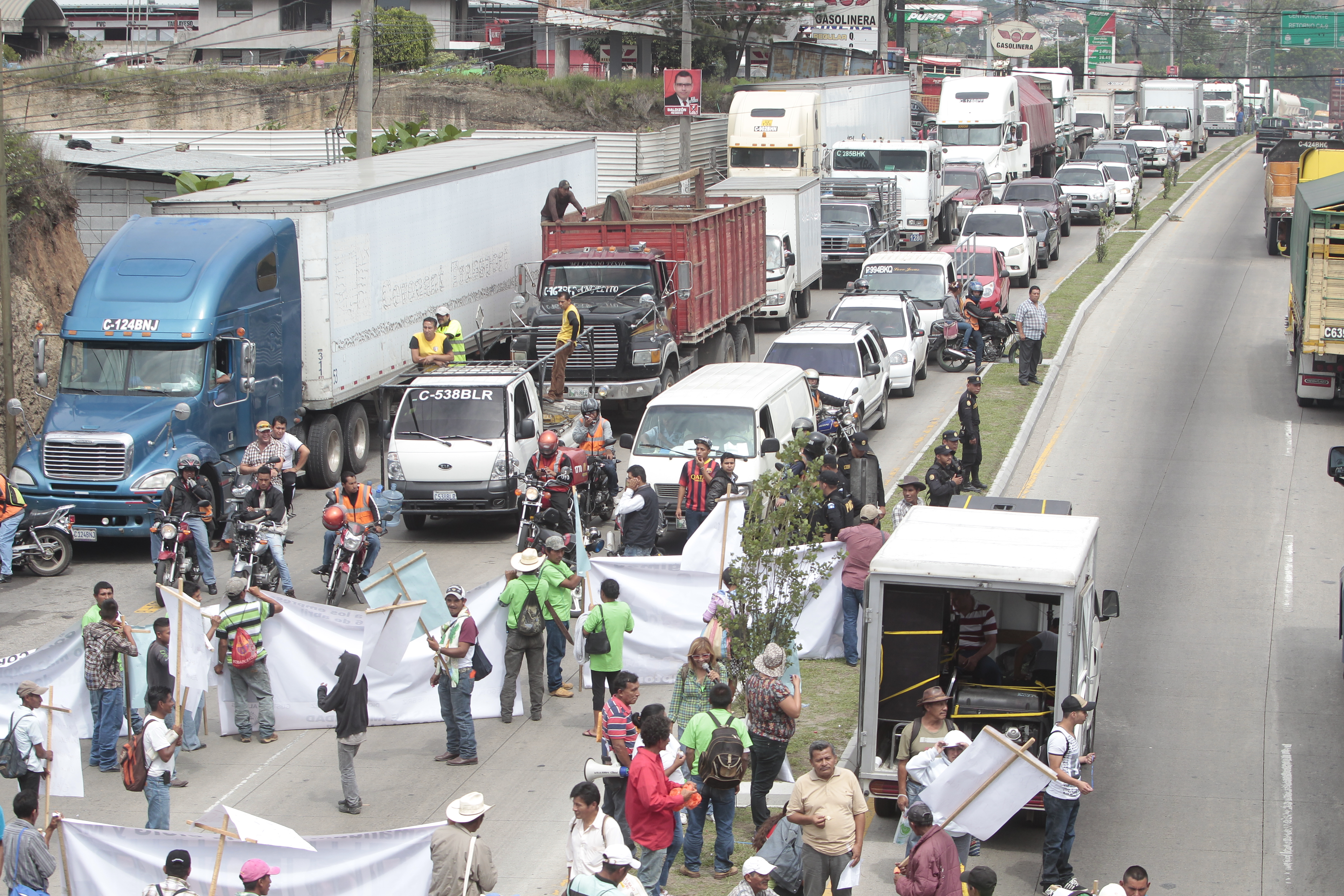 Cuando ocurre un accidente de tránsito o un bloqueo en la ruta al Atlántico, la fluidez de la vía se estanca hasta por 14 horas, lo que atrasa el traslado de mercancías a los puertos. Foto: Juan Diego González