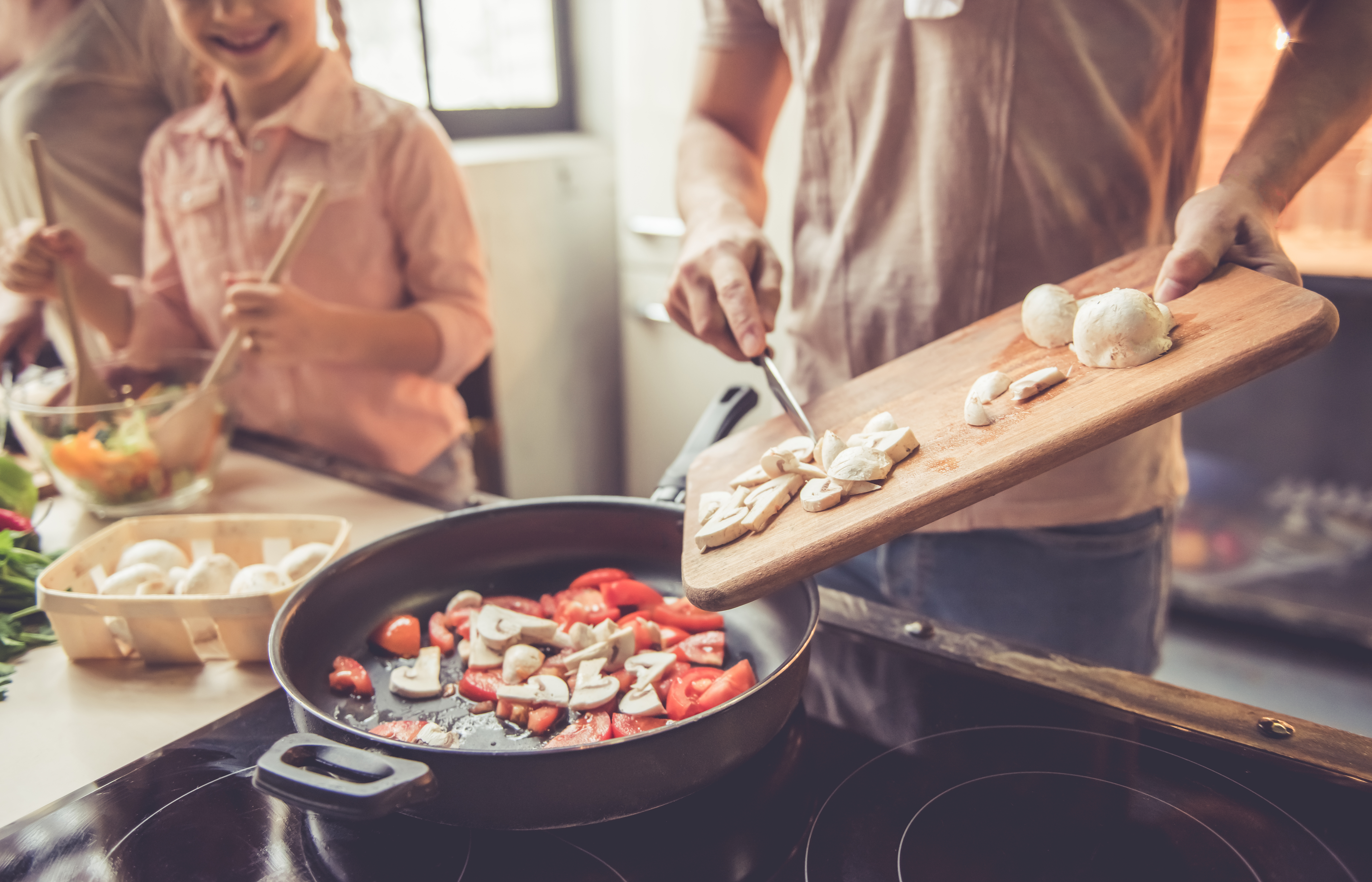 El ritual de comer en familia inicia desde la preparación.