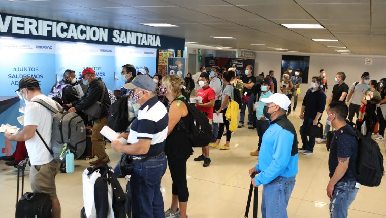 Todos los días, decenas de guatemaltecos viajan a Estados Unidos para vacunarse contra el covid-19. (Foto Prensa Libre: Hemeroteca)