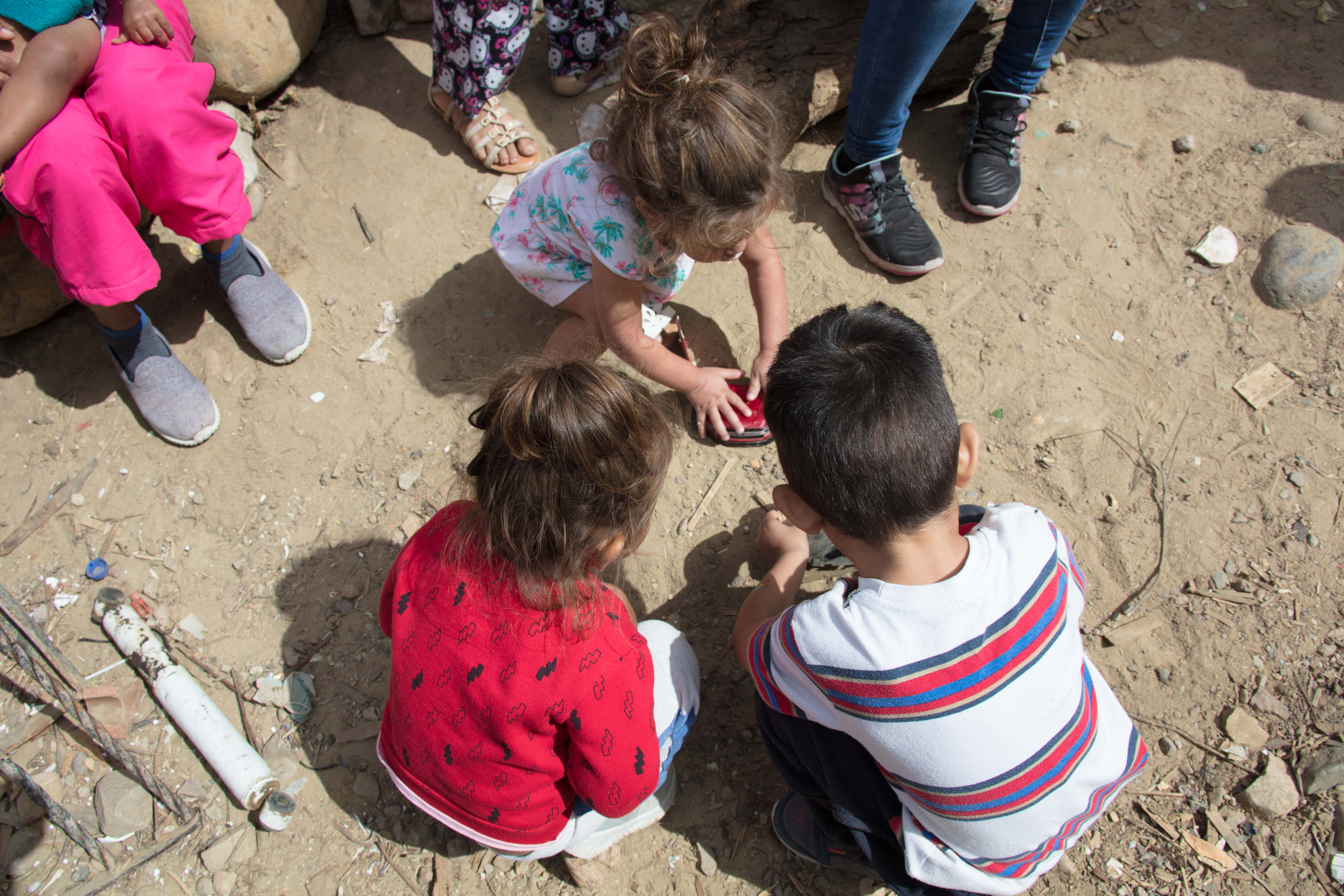 Niños migrantes juegan en un albergue en Tijuana a donde llegó una misión de Unicef. (Foto Prensa Libre: Unicef/L. Kelly.