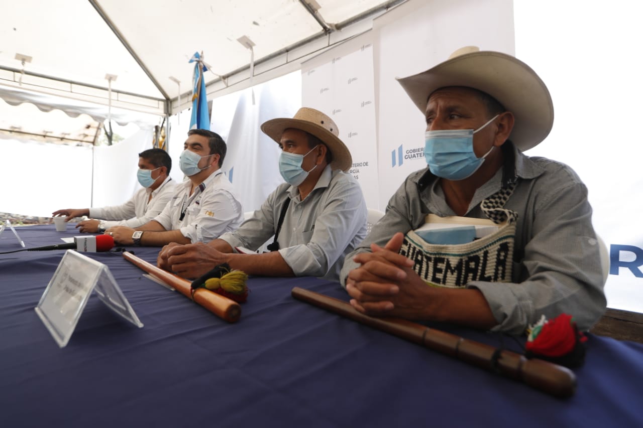 Representantes del Parlamento del Pueblo Xinca de Guatemala y autoridades del MEM  brindaron conferencia de prensa al final de la reunión, ya que no se permitió el ingreso a los medios a la primera reunión de la preconsulta para la mina Escobal. (Foto, Prensa Libre: Esbin García).