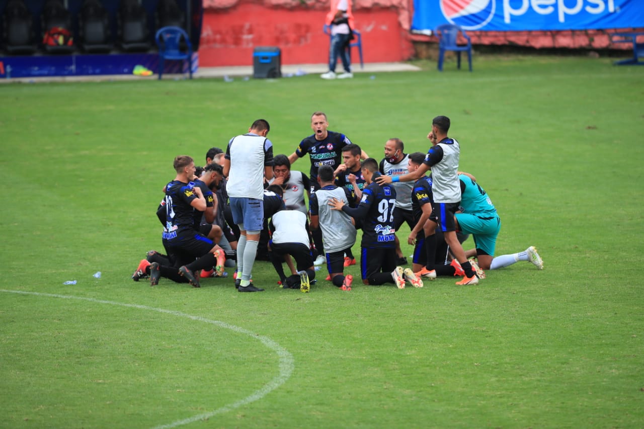 Los jugadores de Iztapa festejan la clasificación a las semifinales del Clausura 2021. (Foto Prensa Libre: Carlos Hernández).