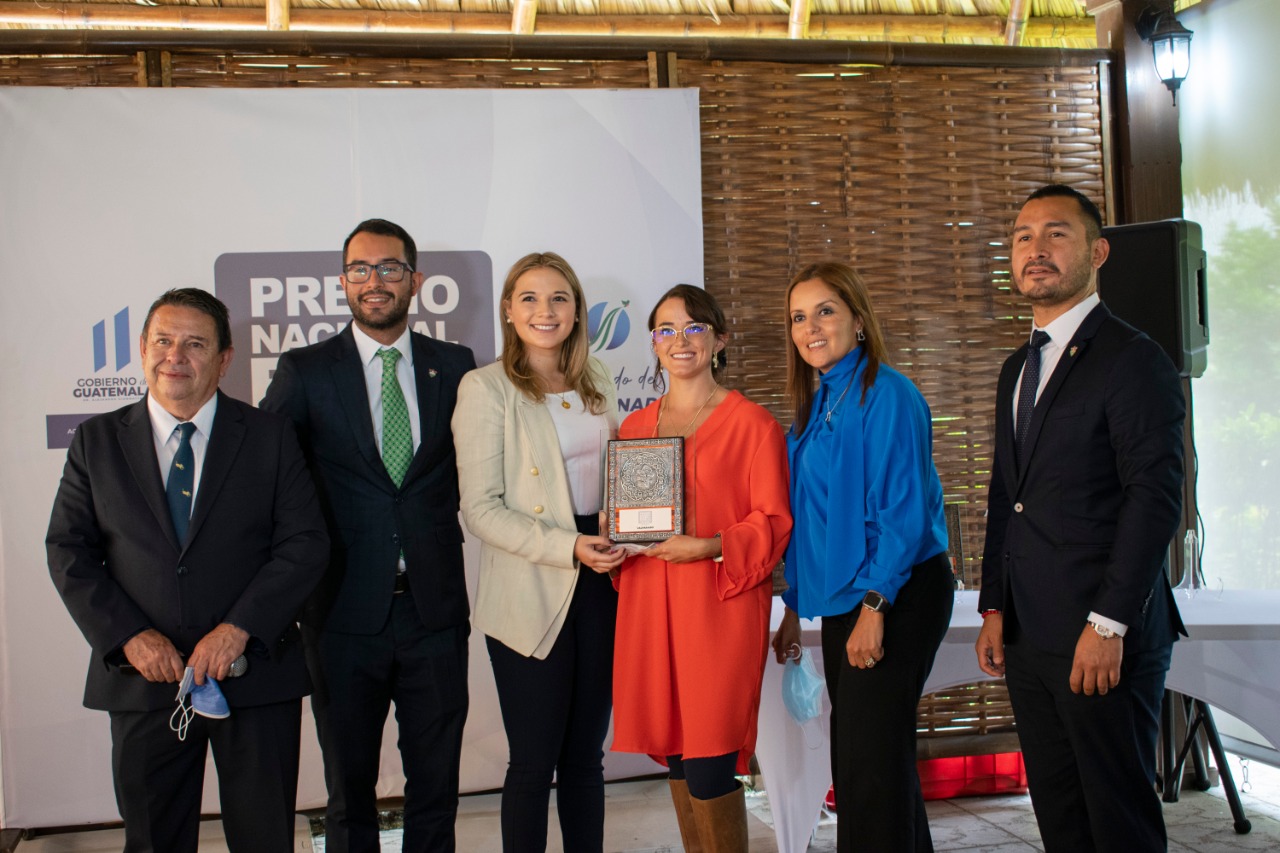 Las hermanas Andrea y Fernanda Jarquín fueron las encargadas de recibir este premio de parte de las autoridades del Maga. Foto Prensa Libre: Cortesía.