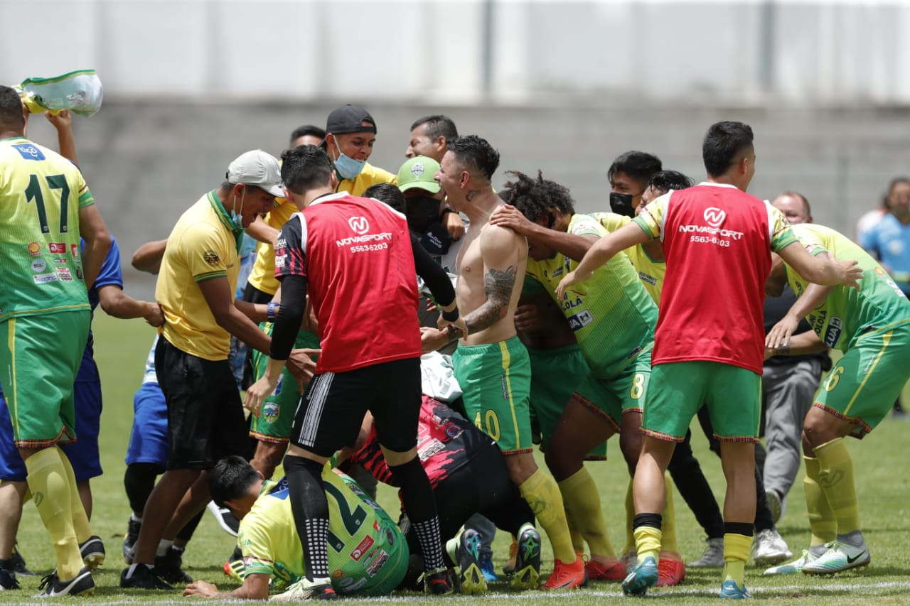 Los jugadores de Sololá festejan el ascenso a la Liga Nacional, después de superar a Quiché FC. (Foto Prensa Libre: Esbin García).