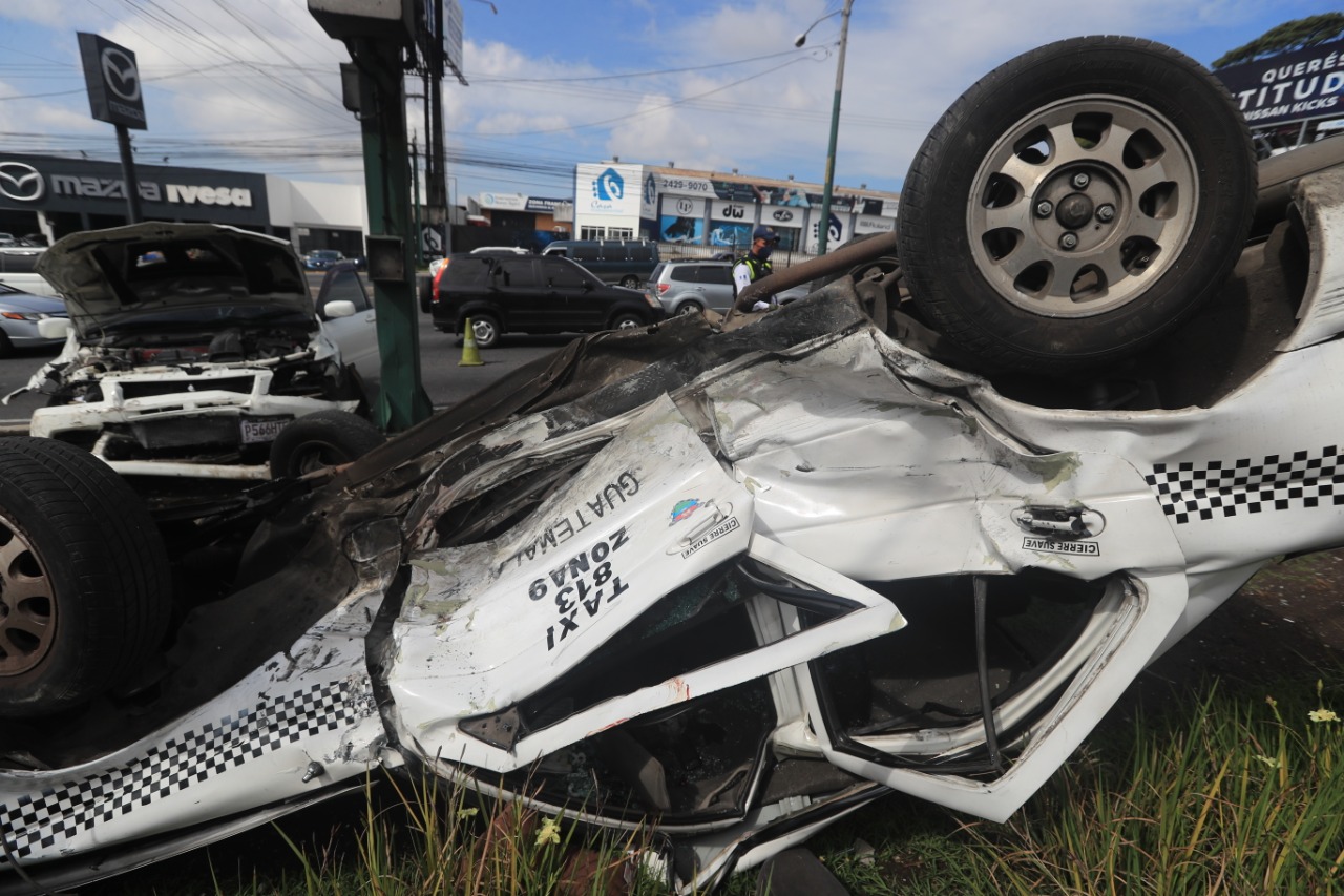 Este domingo se reportó otro accidente sobre la Calzada Roosevelt, según reportes de paramédicos el conductor del taxi solo presentaba un golpe en la cabeza. Fotografía: Prensa Libre (Byron García). 