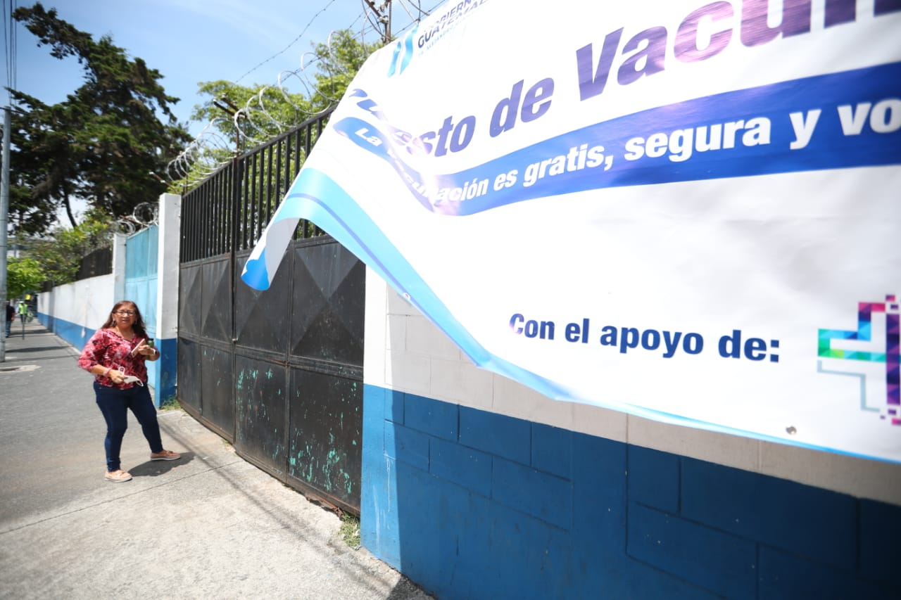 En el centro de vacunación Álida España de Arana se agotaron las vacunas alrededor del medio día. (Foto Prensa Libre: Carlos Hernández Ovalle)