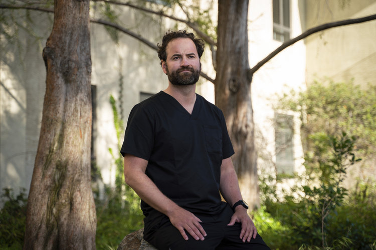 Danyal Fer, un cirujano e investigador que ha usado robots desde hace mucho tiempo para operar a pacientes, en la Universidad de California, campus Berkeley, el 6 de abril de 2021. (Foto Prensa Libre: Sarahbeth Maney/The New York Times)