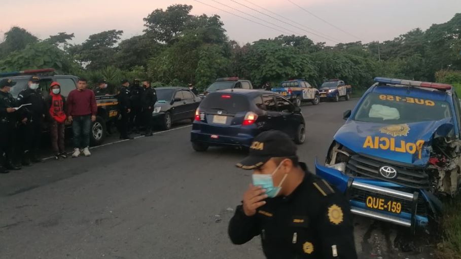 Accidente protagonizado por un microbús de Transportes Canelo y la autopatrulla QUE-159 en el km 236 de la ruta que conduce de Colomba a Xelajú. (Foto Prensa Libre: Colaboración) 