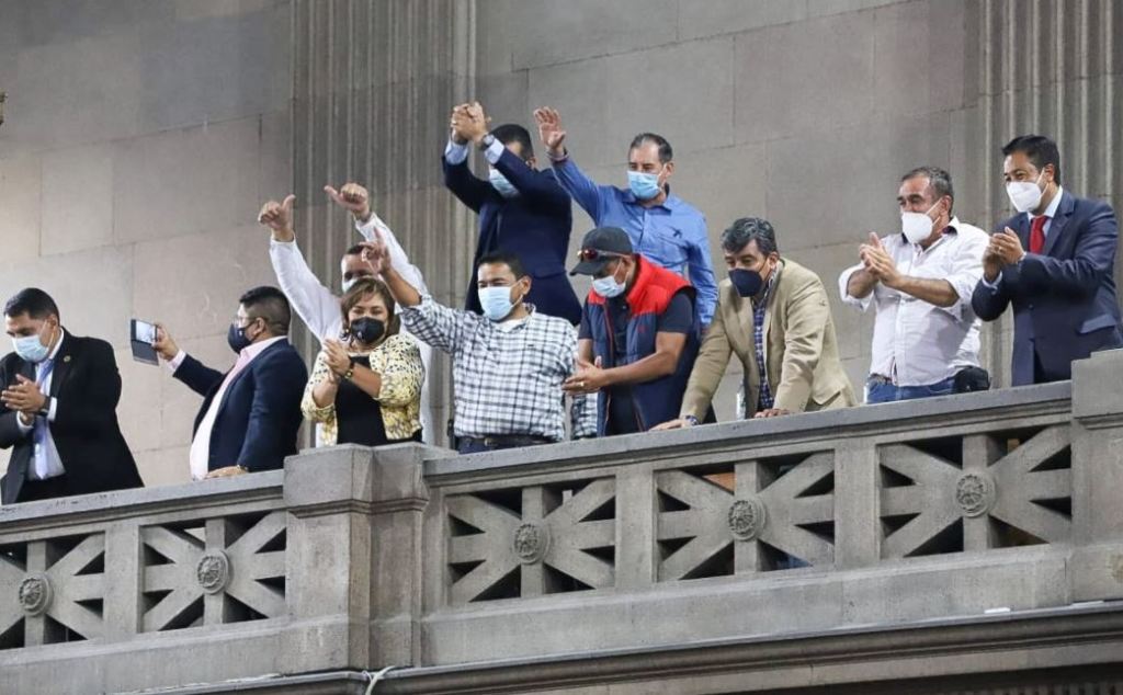 Un grupo de alcaldes aplaude la aprobación de la reforma a la Ley de Contrataciones del Estado, desde el palco público del Congreso. (Foto Prensa Libre: Congreso de la República)