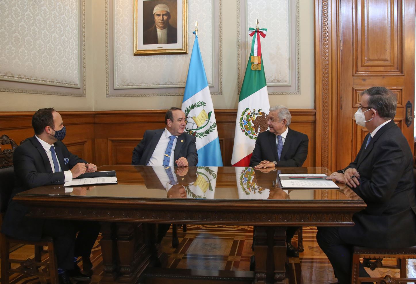 Canciller guatemalteco, Pedro Brolo; presidente guatemalteco, Alejandro Giammattei; mandatario mexicano. Andrés Manuel López Obrador y el canciller mexicano, Marcelo Ebrad durante la firma del convenio de cooperación bilateral en México. (Foto Prensa Libre)