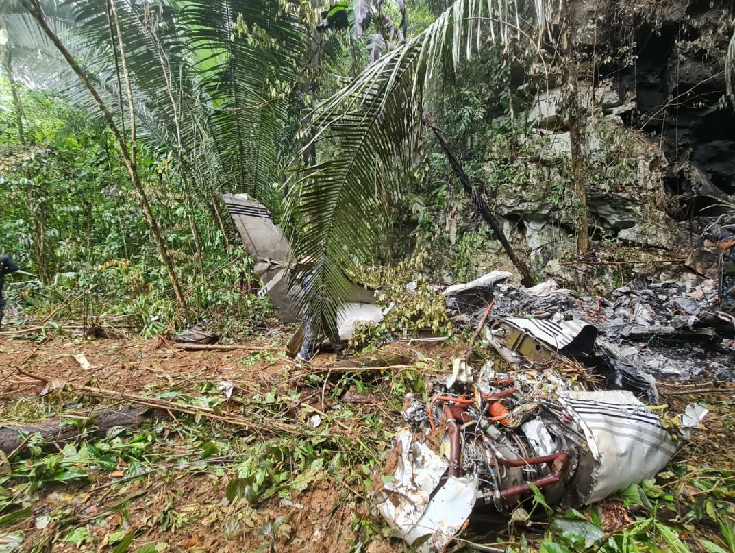 Durante la madrugada de est 31 de mayo de 2021, cerca de la aldea Cocales Chocón, Livingston, Izabal, se estrelló una narcoavioneta y dentro de ella murieron 2 personas. (Foto Prensa Libre: Ejército de Guatemala)