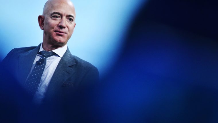 Jeff Bezos continúa siendo la persona más rica del mundo. (Foto Prensa Libre: AFP)
