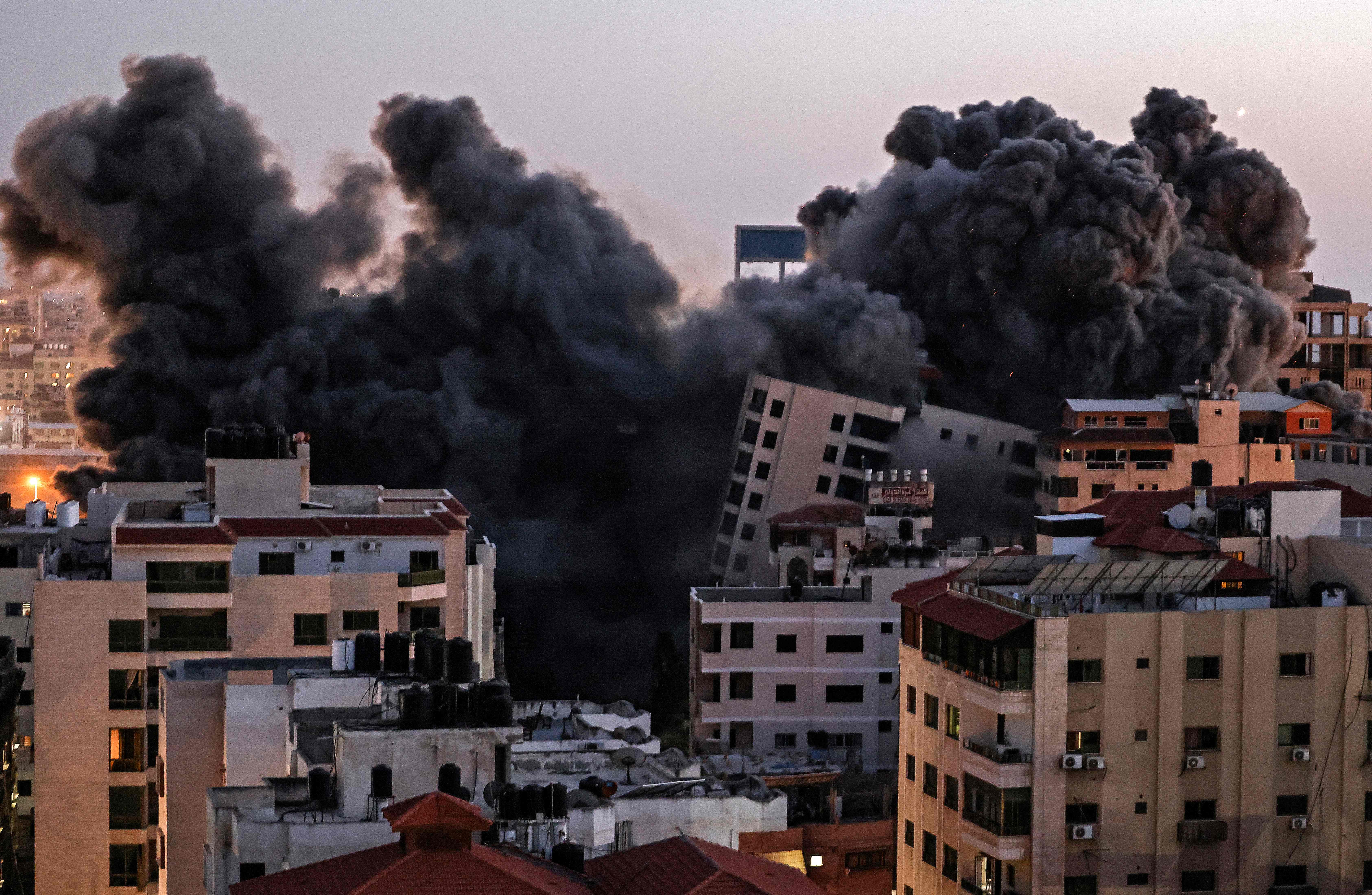 El humo sale de un ataque aéreo israelí contra el complejo de Hanadi en la ciudad de Gaza, controlado por el movimiento palestino Hamas. (Foto Prensa Libre: AFP)