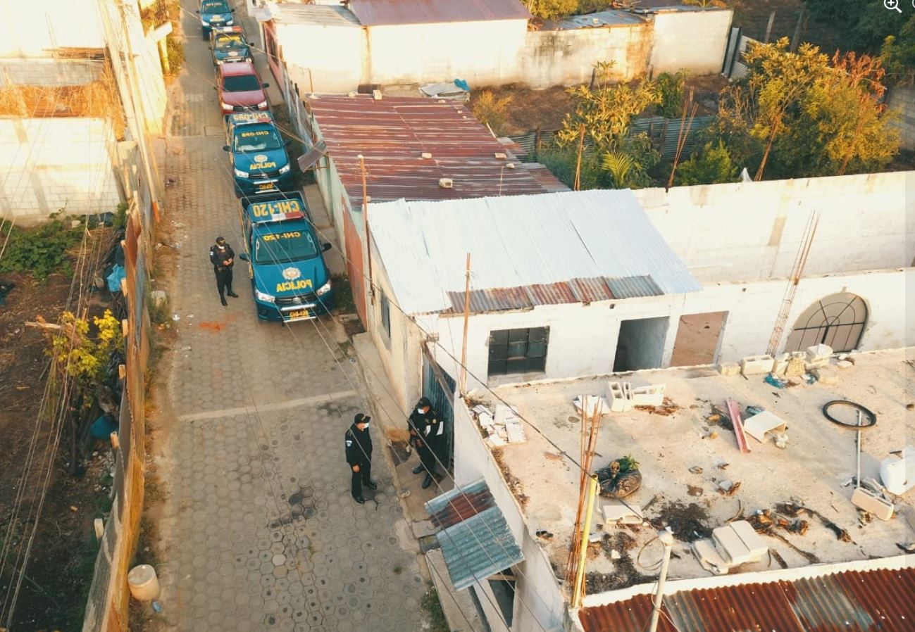 Cateos que se realizan en colonia Chojopín, Chimaltenango, como seguimiento al crimen contra tres hermanos en El Socobal, Chimaltenango. (Foto Prensa Libre: PNC)