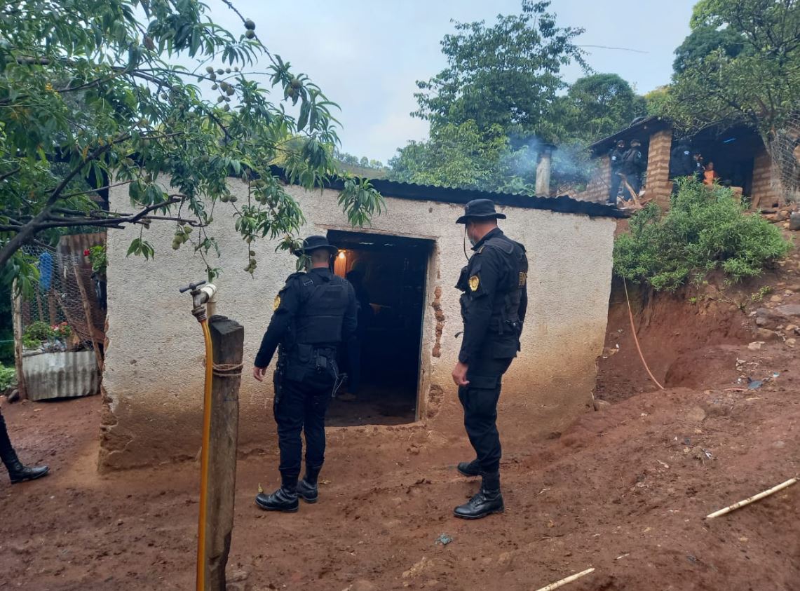 Agentes de la PNC durante un cateo en San Carlos Alzatate, Jalapa, en donde capturaron a cuatro hombres sindicados de robo. (Foto Prensa Libre: MP)