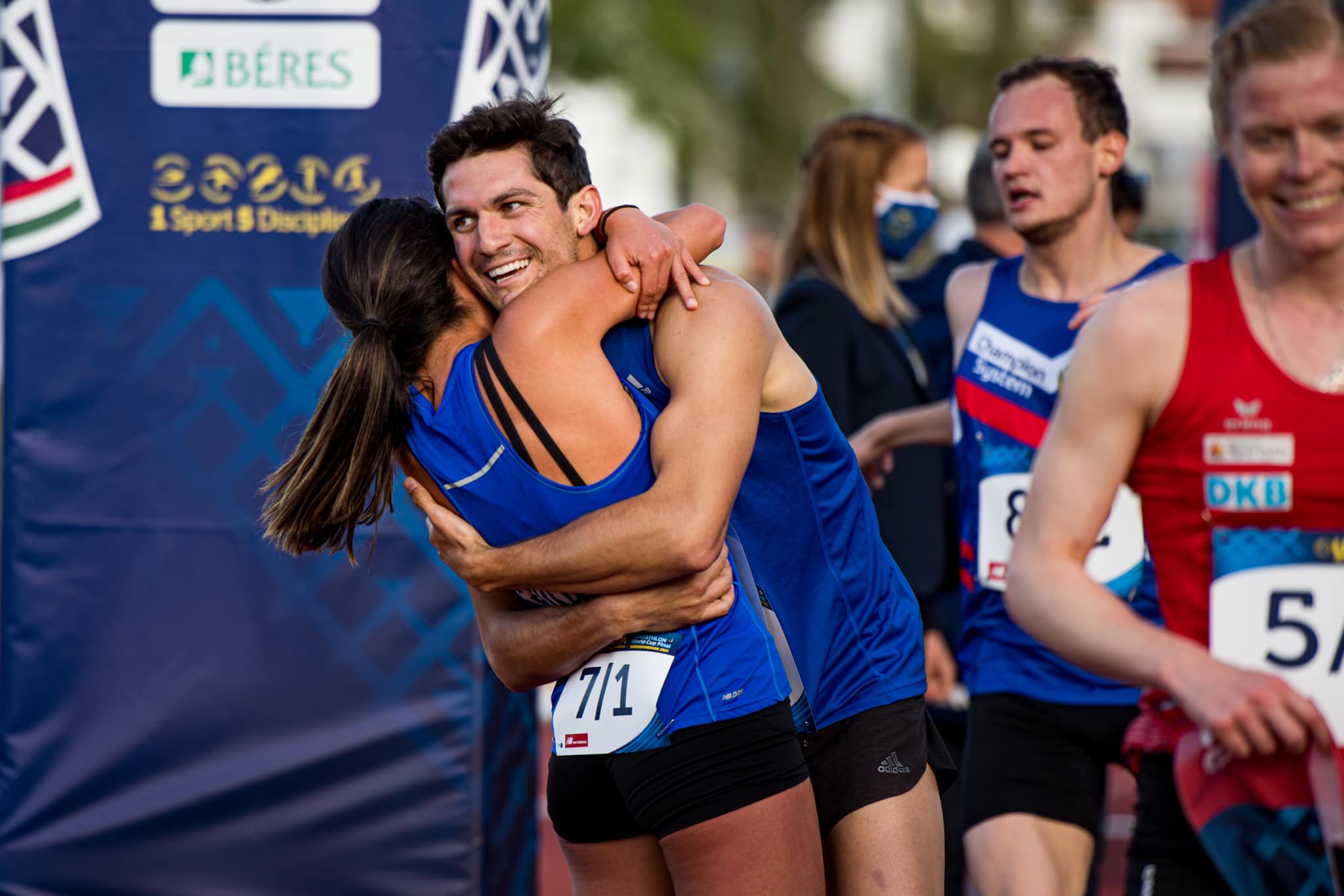 Charles Fernández y Sophie Hernández se abrazan en la meta durante el World Cup de Petantlón, de Hungría. (Foto World Pentatlon).