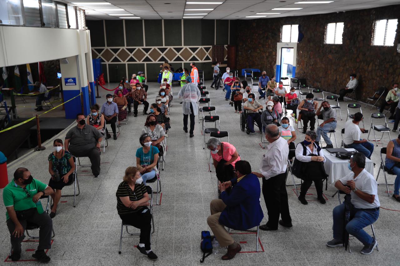 Centro de vacunación en la zona 8 de ciudad de Guatemala