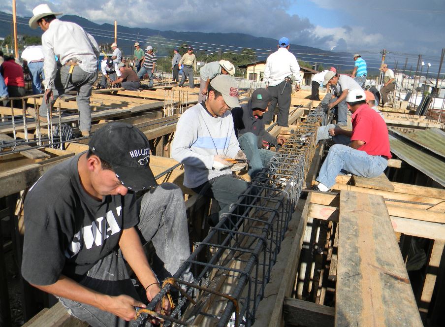 El aumento en el precio de las materias primas es global, y en el sector de construcción se reporta un incremento entre un 30 y 50% en materiales como el hierro. (Foto Prensa Libre: Hemeroteca)