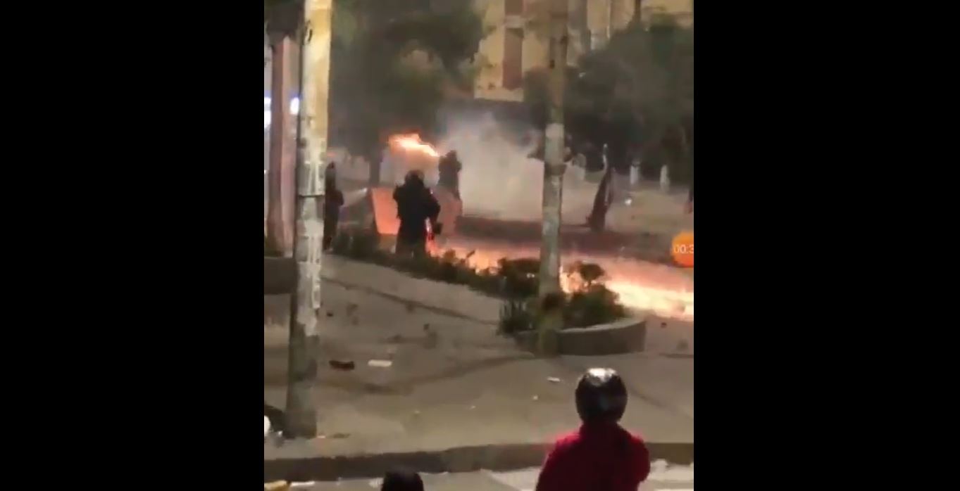 El partido entre River y Junior se disputó a pesar de las protestas. (Foto Prensa Libre: Captura Twitter TNT Sports Argentina)