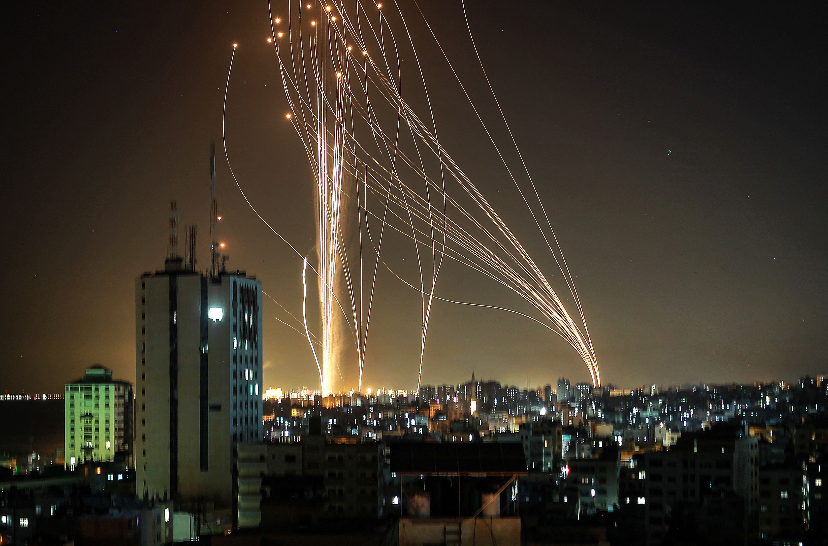 Los cohetes se lanzan desde la ciudad de Gaza, controlada por el movimiento palestino Hamas, en respuesta a un ataque aéreo israelí contra un edificio de 12 pisos en la ciudad, hacia la ciudad costera de Tel Aviv. (Foto Prensa Libre: AFP)