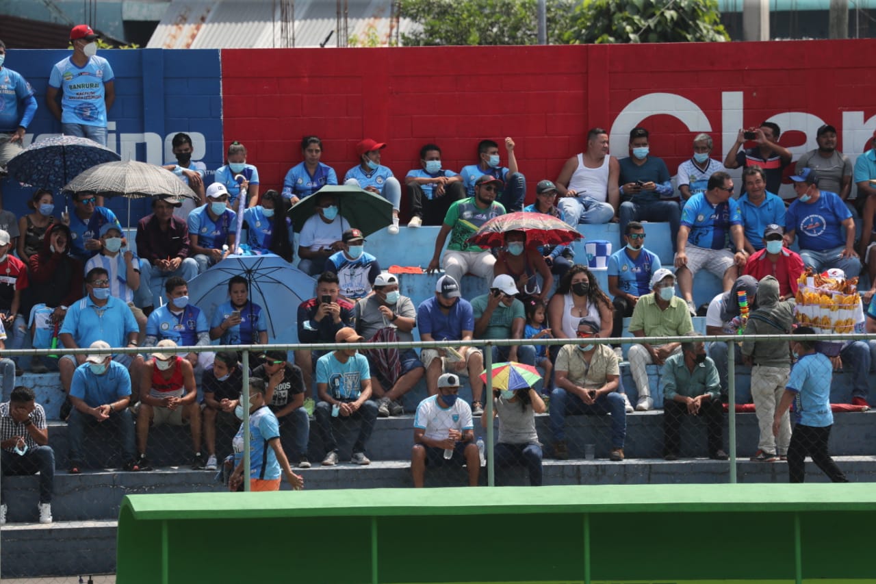 Los aficionados de Santa Lucía Cotz. celebraron con su equipo. (Foto Prensa Libre: Érick Ávila)