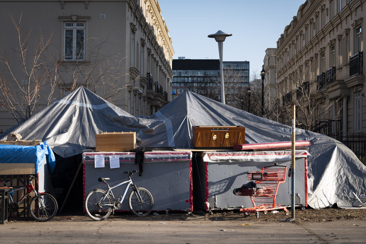 Khaleel Seivwright ha construido unos 100 pequeños refugios para indigentes de Toronto. La Ciudad se opone. (Ian Willms para The New York Times) 