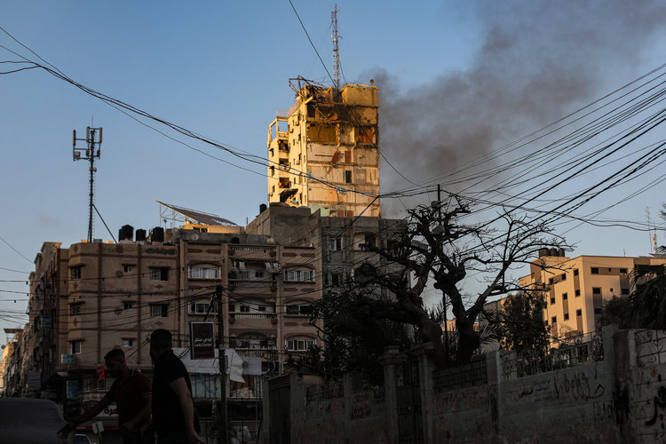 El edificio Al Shrouq en el centro de Gaza, que alberga oficinas de medios de comunicación y empresas, fue destruido durante los ataques aéreos israelíes del miércoles 12 de mayo de 2021. (Foto Prensa Libre: Hosam Salem para The New York Times)
