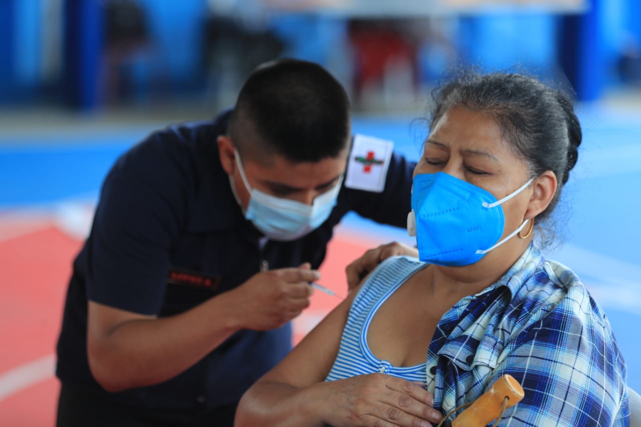 Fase 2 de vacunación en Guatemala. (Foto Prensa Libre: Juan Diego González)