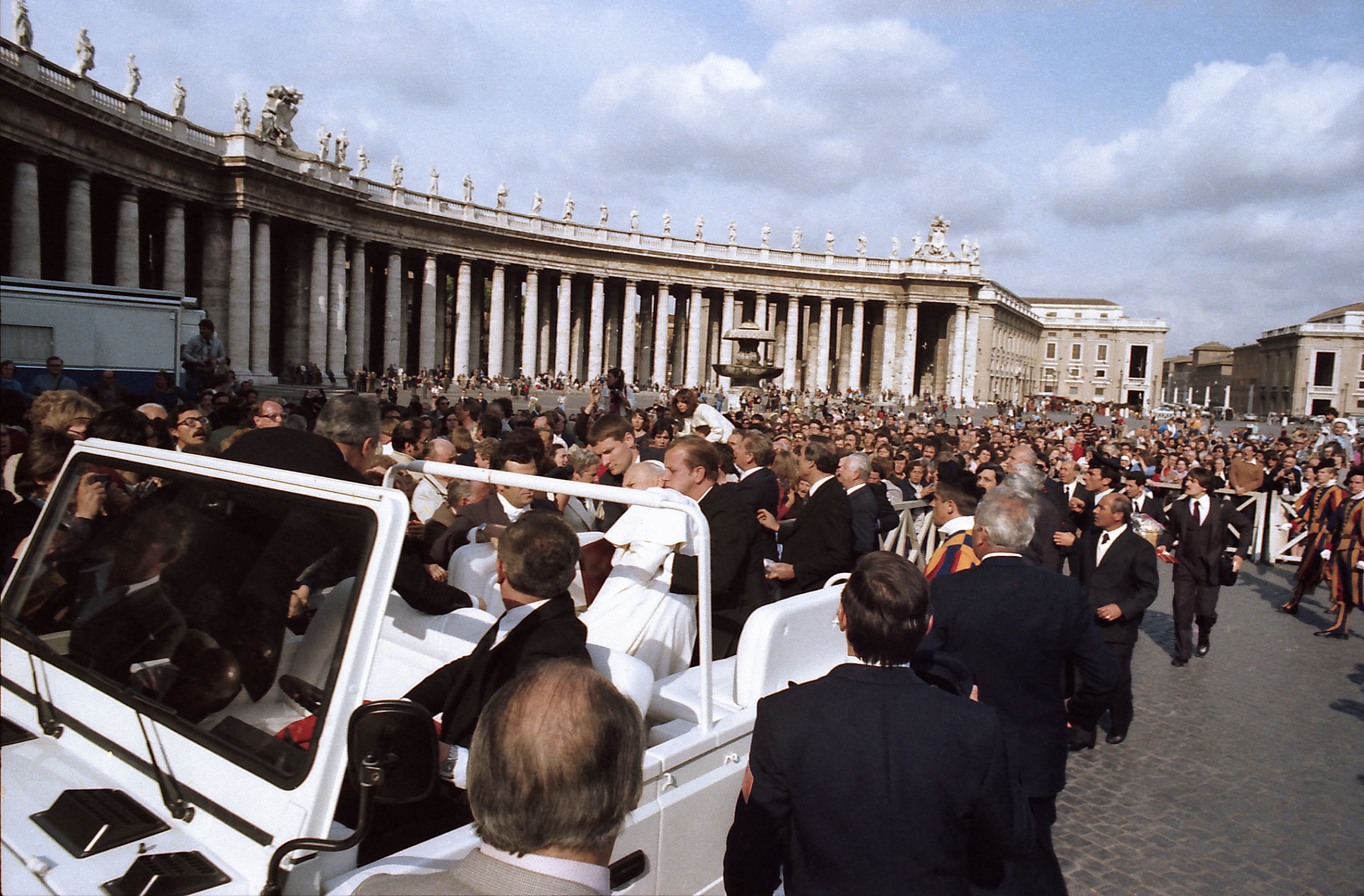 Plaza de San Pedro, 13 de mayo de 1981. Mientras atraviesa una multitud de 20 mil fieles, Juan Pablo II se desploma dentro de su 'jeep' descapotable, víctima de un intento de asesinato por parte de un extremista turco, cuyas motivaciones siguen siendo misteriosas. (Foto Prensa Libre: AFP)