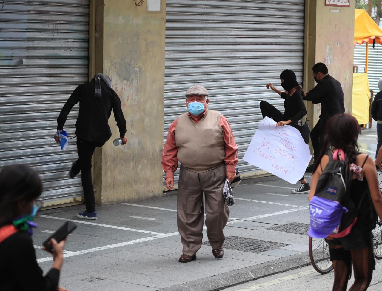 La manifestación para exigir vacunas contra el coronavirus se tornó violenta. (Foto Prensa Libre: Carlos Hernández Ovalle) 