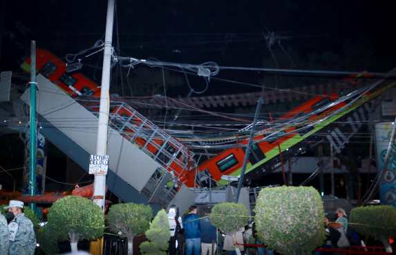 Vista general del colapso de unos vagones donde al menos 23 personas murieron y 65 están hospitalizadas por el accidente de un metro de la Ciudad de México. (Foto Prensa Libre: EFE)