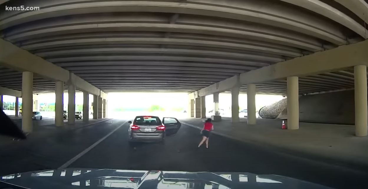 Un mujer se lanza de un carro en marcha en San Antonio Texas, Estados Unidos, para huir de violencia doméstica. (Foto Prensa Libre: Captura de video de YouTube)