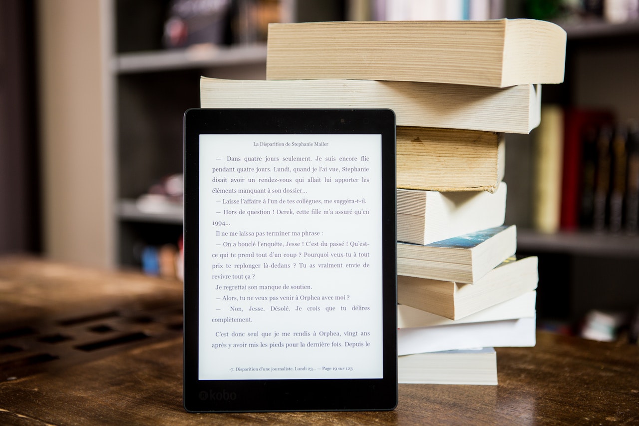 Las bibliotecas digitales ofrecen la ventaja de acceder a sus catálogos desde cualquier dispositivo tecnológico. (Foto Prensa Libre: Perfecto Capucine en Pexels).