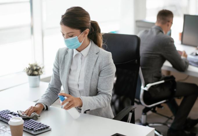 El 80% de los trabajadores ya regresaron a las oficinas, según encuesta de Cacif. (Foto Prensa Libre: Shutterstock)