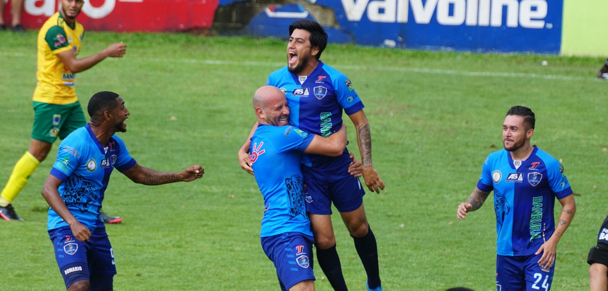 Así festejó Jonathan Velásquez el gol contra Guastatoya. (Foto Prensa Libre: Twitter @andresNadf)