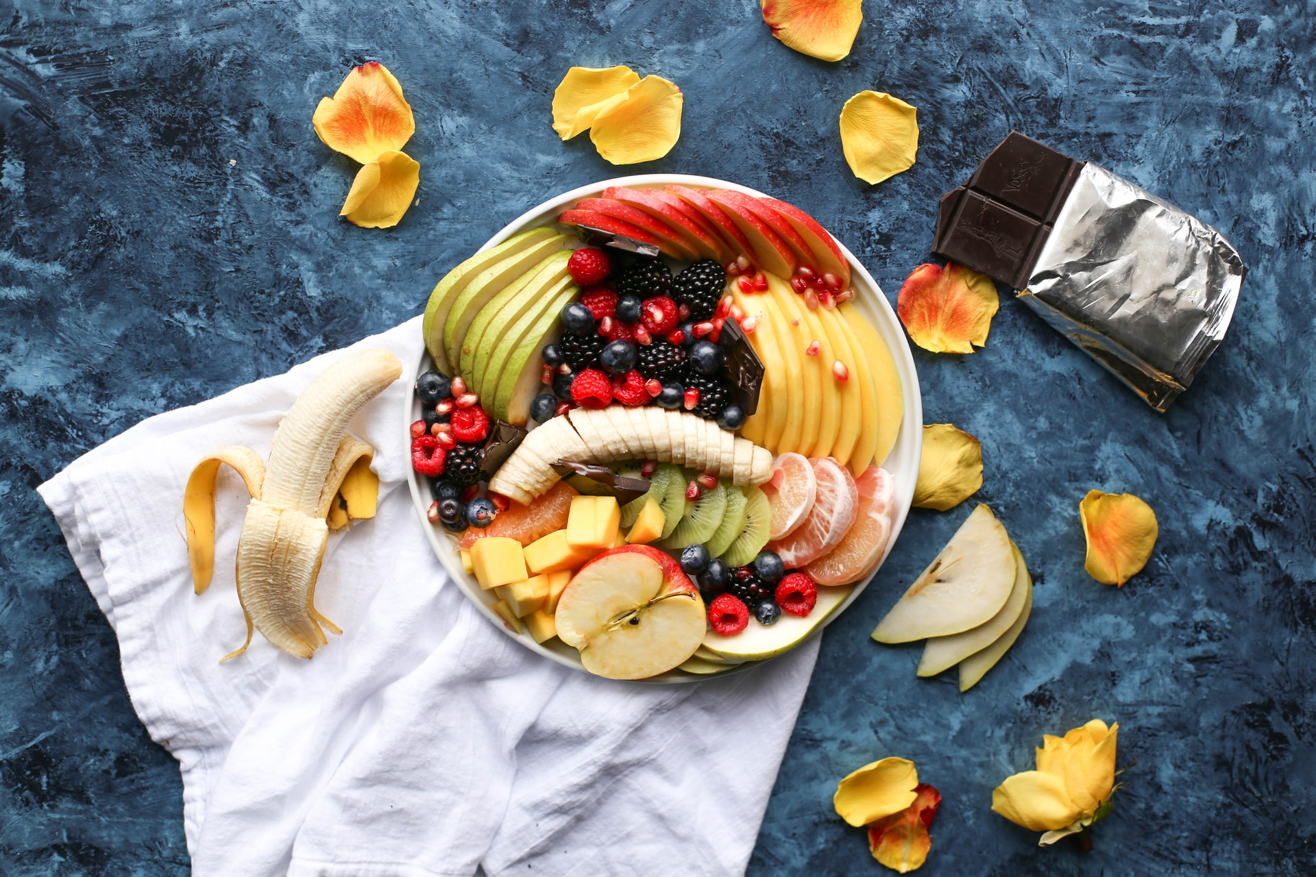 Las frutas son una rica y sana opción para incluirlas a diario en su alimentación. (Foto Prensa Libre: Brenda Godinez on Unsplash).