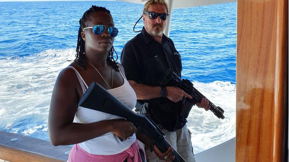 John McAfee posteó hace un par de años esta foto junto a su esposa en Twitter, aparentemente tras salir de Cuba.